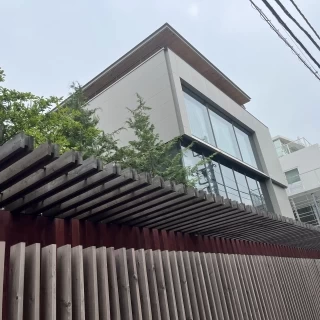 木目調のシンプルな外観でした