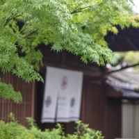 入り口には暖簾とウェルカムボードを設置可能です