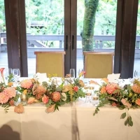 メインテーブルの装花。秋らしくオレンジベースでお願いしました