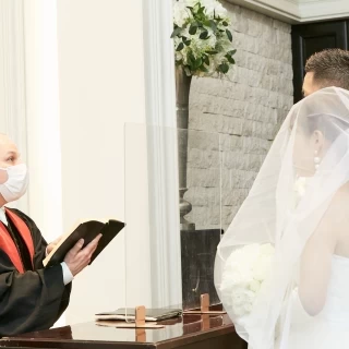牧師さんは、外人の方です。