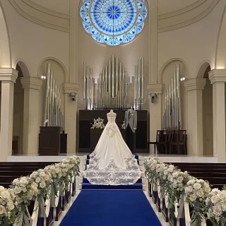新郎新婦がどこからもよく見えるよう、階段をあがるようです。