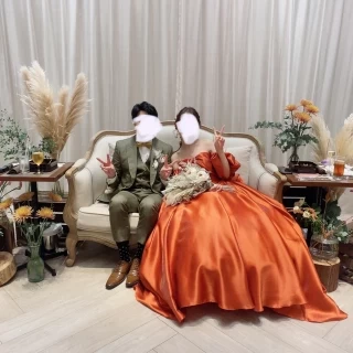 ソファでの新郎新婦席です。
お花は下限の値段での装飾です。
