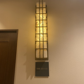会場のドアの横の照明