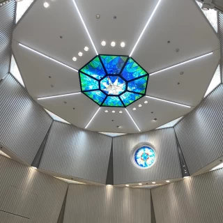 真っ青なガラスが綺麗です