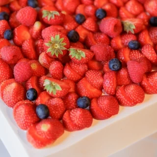 ベリー系のウェディングケーキ