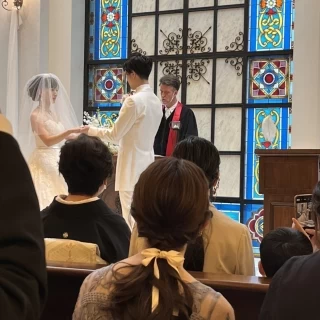挙式会場は綺麗なステンドグラスがあるのでおすすめです