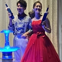 水を注いでシャンパンタワーみたいに光る演出