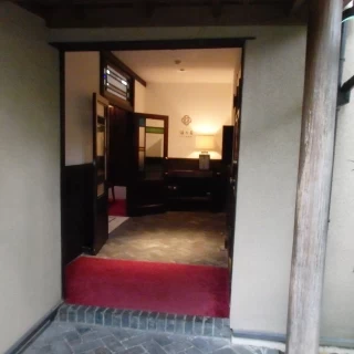 挙式会場の入り口。随所で見られる赤い絨毯がモダンさを感じる。