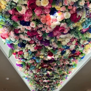 バージンロードの上が一面花畑になっていて、とてもオシャレ