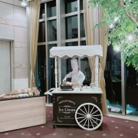 試食会にて。デザートビュッフェがありました。