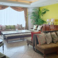 光が入って落ち着くロビー。