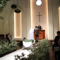 手前の台で結婚証明書にサインします。