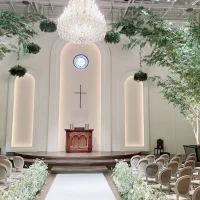 室内に植物があり、清潔感と壮大な雰囲気を出しています。