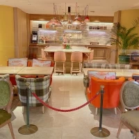 色合いが海外風で素敵なロビー。