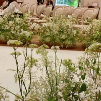 バージンロードには素敵な造花が飾ってあります。