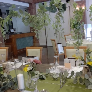 会場の雰囲気に合わせて、植物等をデコレーション