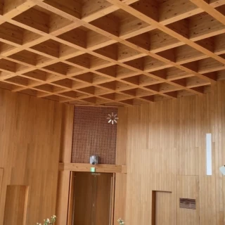 どうしても非常口ランプは目立ってしまいますよね、、、
