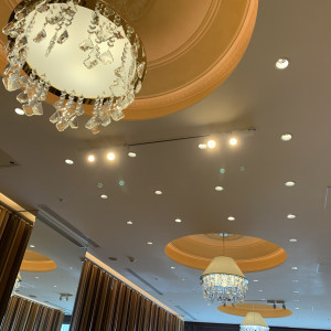 天井のシャンデリアです|638094さんのレストランMINAMI（レストランミナミ）/ひらまつウエディングの写真(1619939)