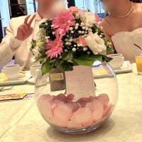 ピンクと緑をイメージカラーにしたテーブル装花です。