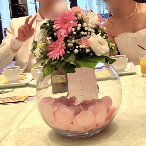 ピンクと緑をイメージカラーにしたテーブル装花です。|638098さんの華王殿　KAODENの写真(1612821)