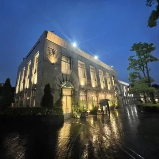 夜はライトアップされて美しい