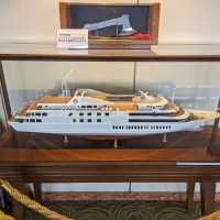 ロビーにある船の模型