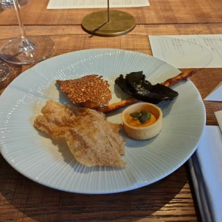 お料理が出てくる前に頂いたスナック。珍しくて美味しかった！