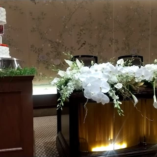 ウェディングケーキと新郎新婦席