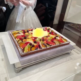 ウェディングケーキは秋のフルーツを使ったタルトでした。