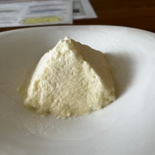 ふわふわのメレンゲの中に潜むケーキ