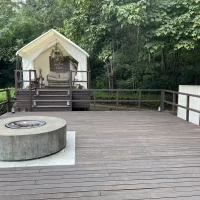 挙式後にここで写真を撮ったり、ブーケトスをしたりするスペース