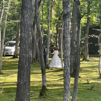 前撮りはなく、当日挙式前にロケーションフォトを撮影しました