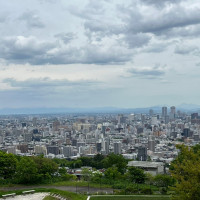 青空に向かって新郎新婦が歩いていくようにみえました