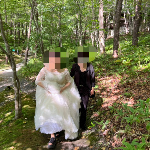 挙式前のロケーションフォトは森の中を歩きます　サンダルです|638522さんのTHE NIDOM RESORT WEDDING  ニドムリゾートウエディングの写真(1908091)