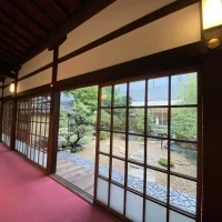 挙式会場までの廊下から見える庭がとても綺麗です