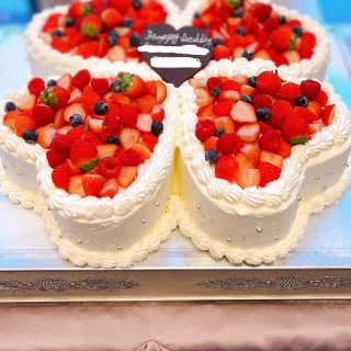 オリジナルの形　ハートを4つ合わせてクローバーにしたケーキ