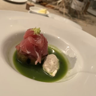 こちらは前菜。見た目も味も洗練されていて、凄く美味しかった。