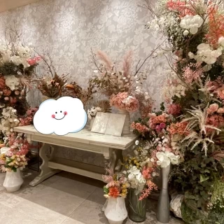 披露宴会場入口のウェルカムスペース。備品のお花が本当に良い。