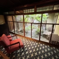 待合から小さな庭が臨めます