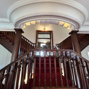階段挙式は両サイドから2人が入ってくる形|638581さんの長楽館の写真(1665407)