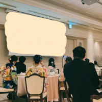 後方にプロジェクター設備がありました。