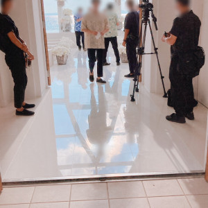 床に空の色が映って綺麗です。|638657さんの太陽が彩る自然の教会の写真(2174138)