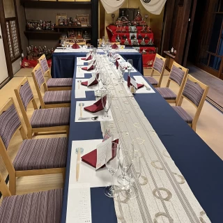 畳にテーブルでの会食。小さい子もお年寄りの方も動きやすいです