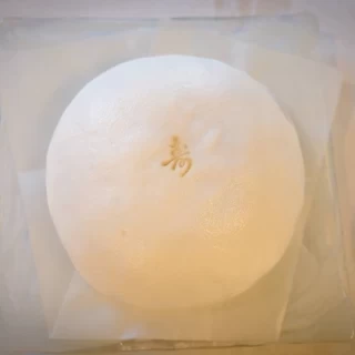 ビッグサイズの子宝饅頭。中には色とりどりの小さい饅頭が出ます