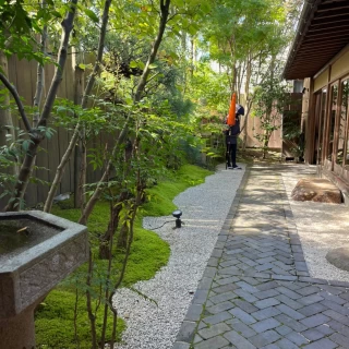 ここを通って式場へ
披露宴会場から見える中庭です