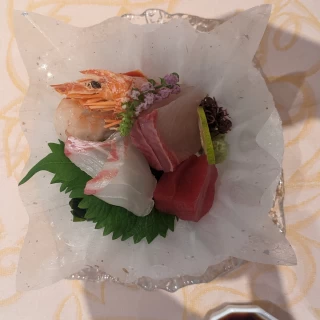 お作りです。氷のお皿で提供されてとてもおしゃれでした。