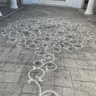 チャペルを出てすぐの、フラワーシャワーをする所。
