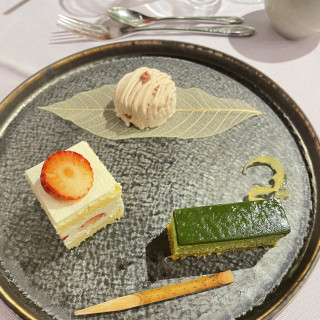 桜のモンブラン、抹茶のチーズケーキ、イチゴのショートケーキ