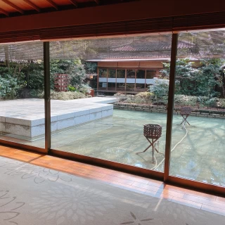 披露宴会場からみた挙式会場の石畳み