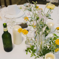 披露宴会場でのテーブル装花